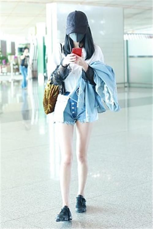 杨幂胆太大, 裙子与胯平齐了, 网友: 刘恺威还不来管管?