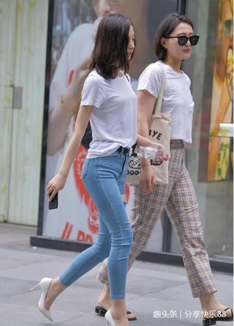 身材好的牛仔裤小姐姐，紧身穿搭秀出完美身姿，显得非常迷人！