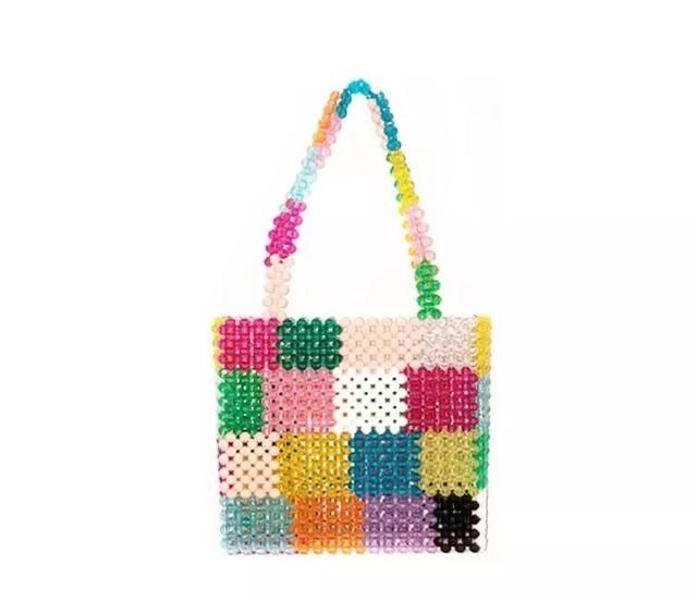 101女孩的少女感，原来靠这些“塑料”单品就能get？