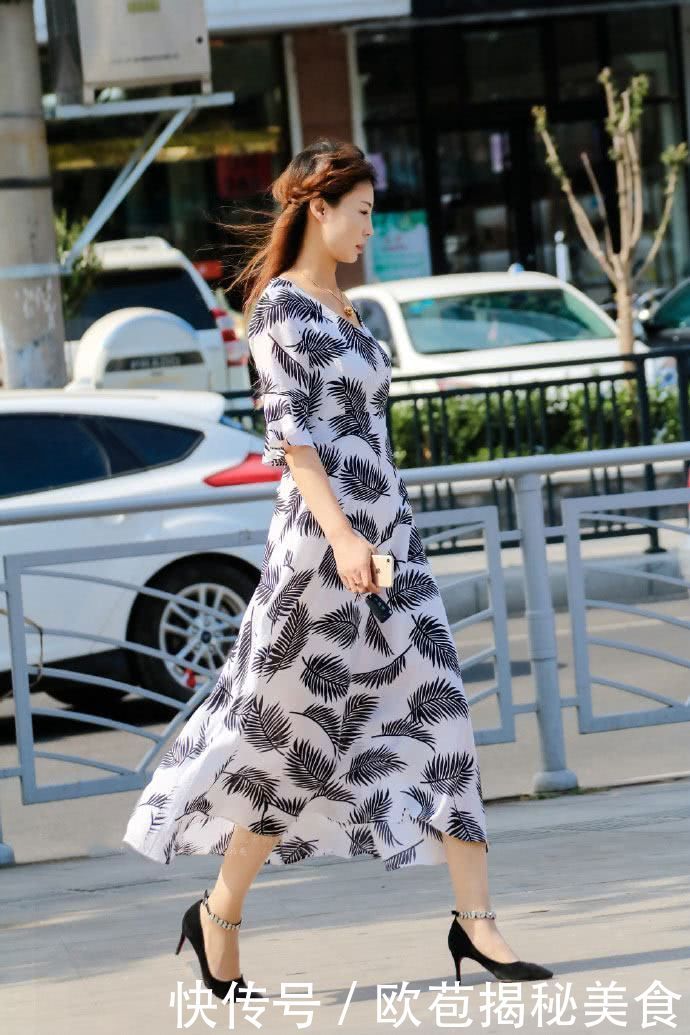 路人街的拍:好苗条小姐姐,高跟鞋和紧身牛仔裤秀出玲珑曲线!