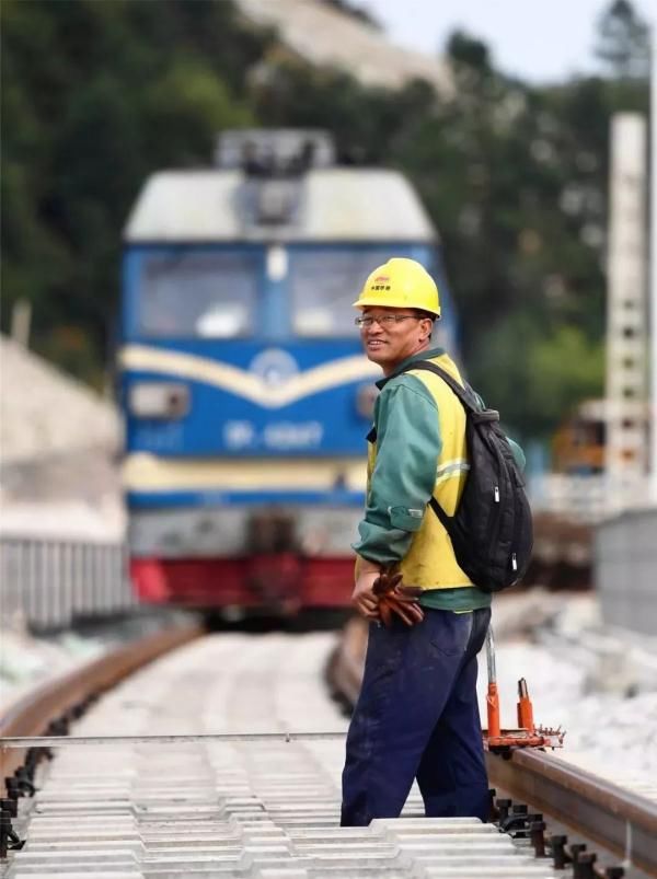  我国@途经长沙，设8站，我国这条在建的最长铁路10月通车