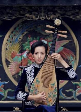 董洁玩小心机,紫色毛衣都是“洞”,黑色内搭全露了