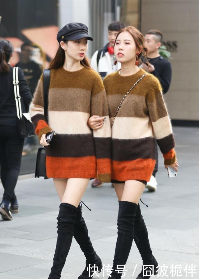 姑娘|街拍相同装扮的漂亮姑娘,下装选择了短裤和长靴,时尚感十足