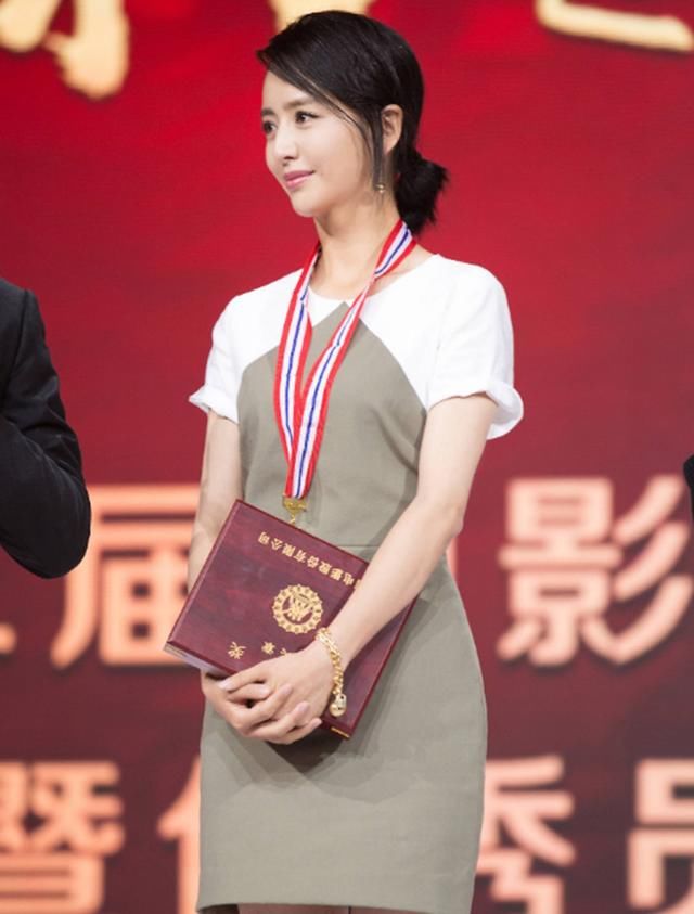 佟丽娅站姿绝了，两腿间距只有1厘米，网友：她是怎么做到的？