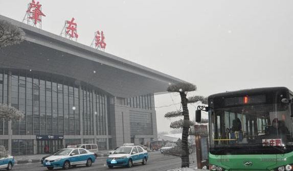  「公交车」百万公交一次只收一块钱，公交车企老板赚什么钱？知