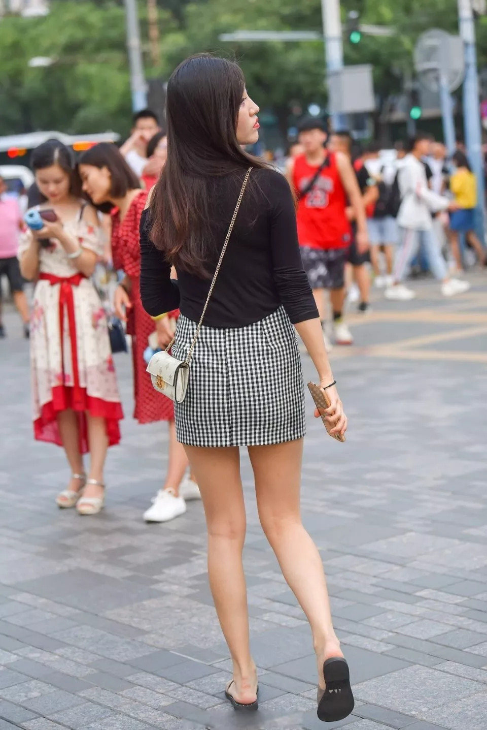 设计|街拍:嫌弃千篇一律的设计, 美女“一剪刀”剪了个角