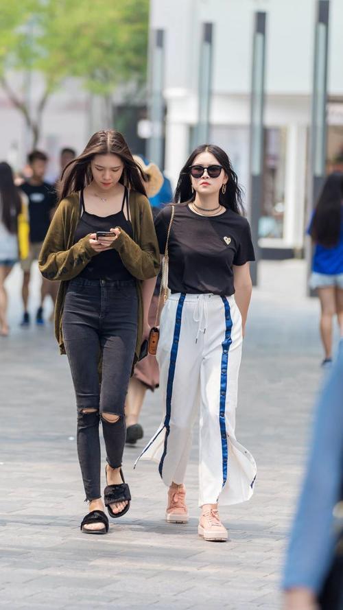 路人街拍：小姐姐的吊带短裙很优美，不穿丝袜的双腿很健康的颜色