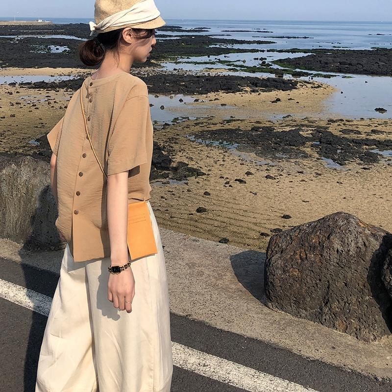 马上国庆了，出门游玩千万别穿碎花裙!瞧这港风套装，减龄又方便