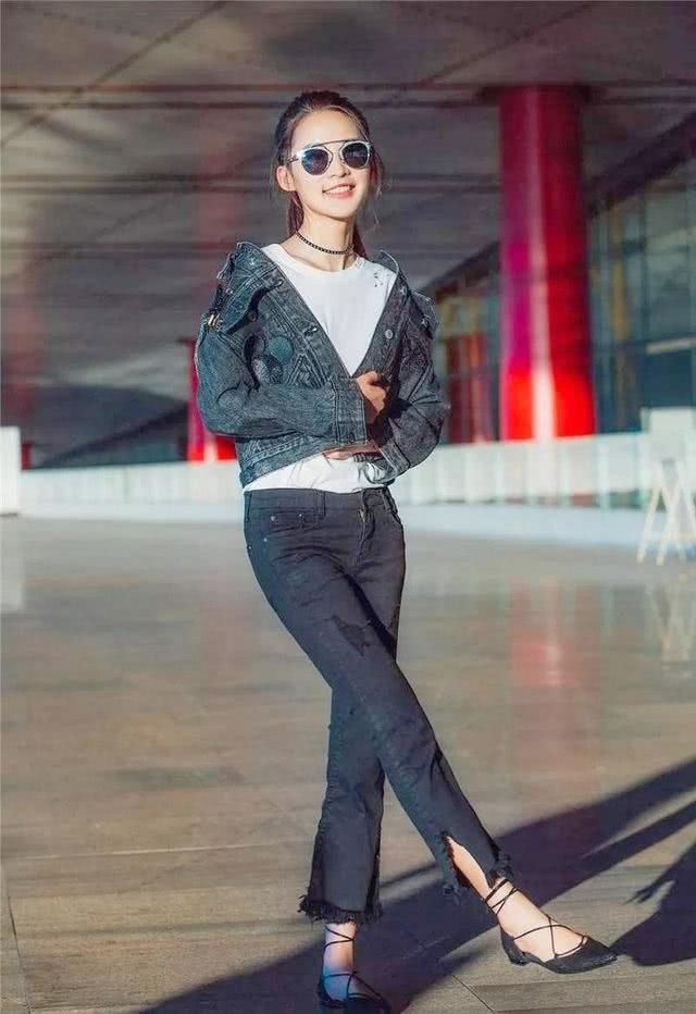  『开叉裤脚』卷裤脚过时了，今年春夏流行的裤子长这样！小个子穿显高又时髦！