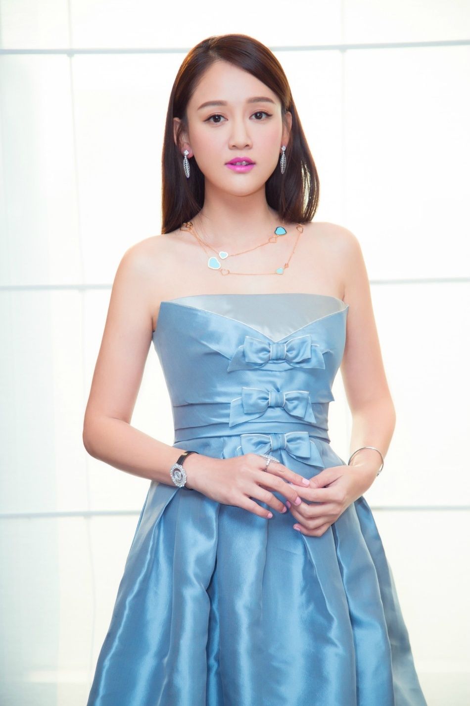 陈乔恩:皮肤白皙，妆容妩媚