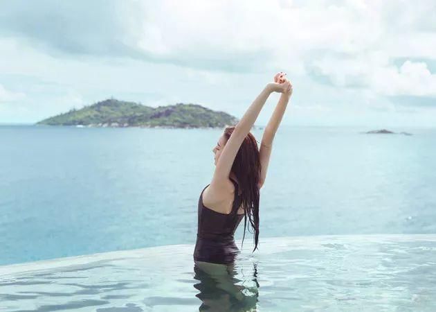 潮流志| 热巴泳池秀身材，挑对泳衣你也能美出高级感