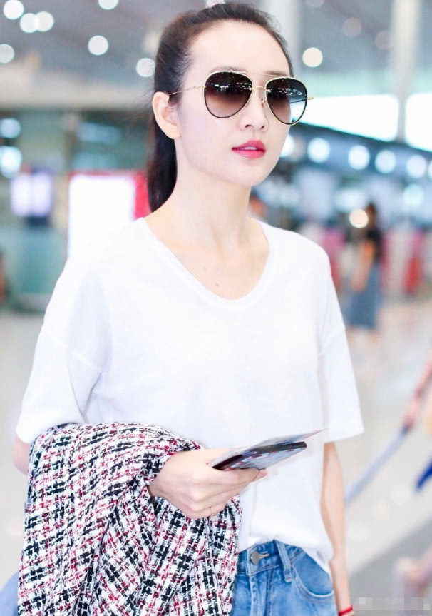 看了王鸥穿白T搭牛仔裤,再看林心如,这效果原谅我不厚道地笑了