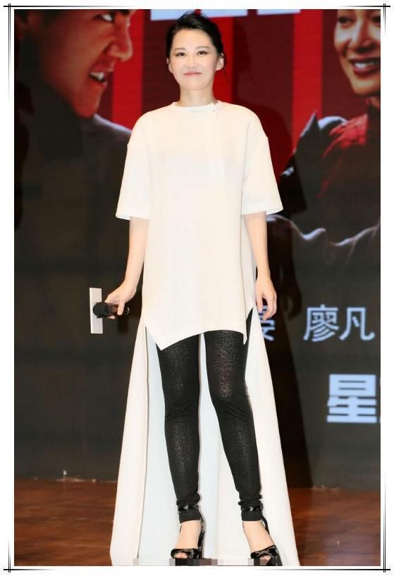 许晴终于栽了！裙子下面穿秋裤就算了，还把秋裤塞凉鞋几个意思？