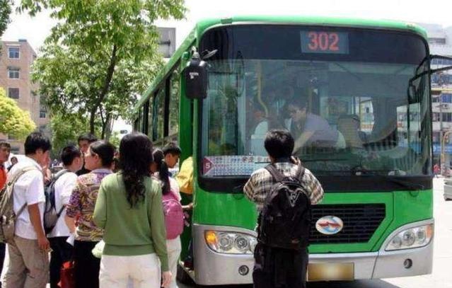 为什么公交车都被“挤爆”了，交警却从来不查超载呢？可算知道了