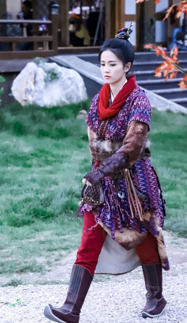 『于正』她22岁成杨蓉同企业小师妹,今穿一袭绒毛戎装,束发更显秀气