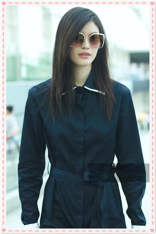 何穗咋想的?三伏天穿长袖连衣裙,网友:终于知道为啥你这么白了