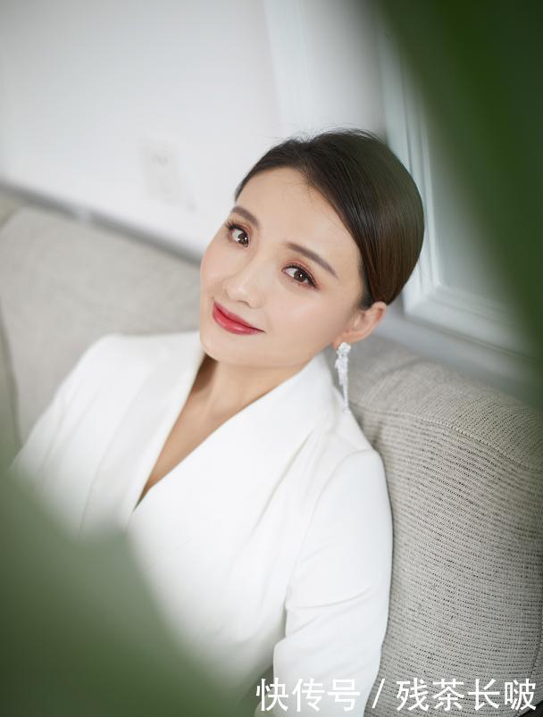 装配:“槿汐姑姑”越来越美,短西装配鱼尾裙好显身材,这比例看服我了