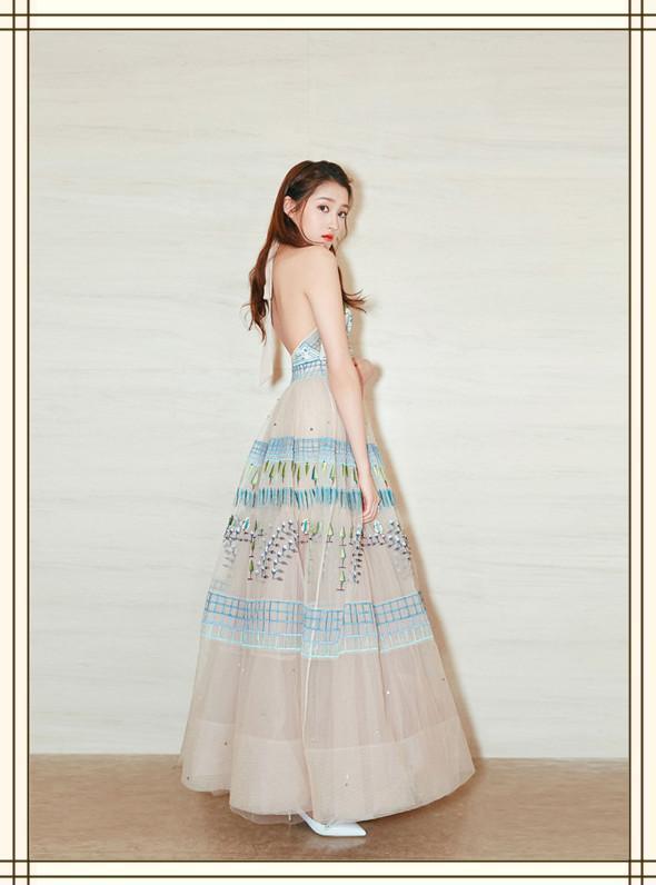 关晓彤真拼！这么的长腿还穿如此短的热裤，网友：难怪一直用包挡