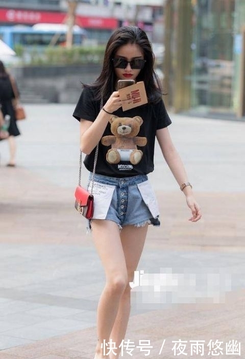 \"i0\": \"http://p7.qhimg.com/t01277914474a498bcd.jpg?size=690x973\"}"街拍:图五肤白,有型,短裤偏爱反着穿,这新潮打扮欣赏不了!