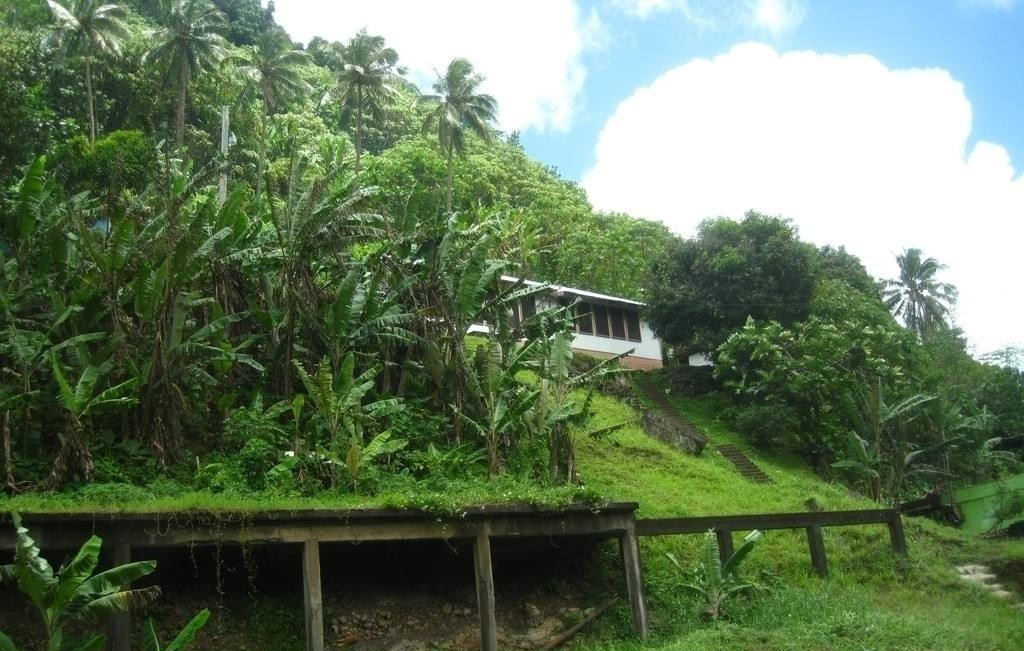 大洋洲患难兄弟：大哥坚持独立相当贫穷，小弟跟着美国却富得流油