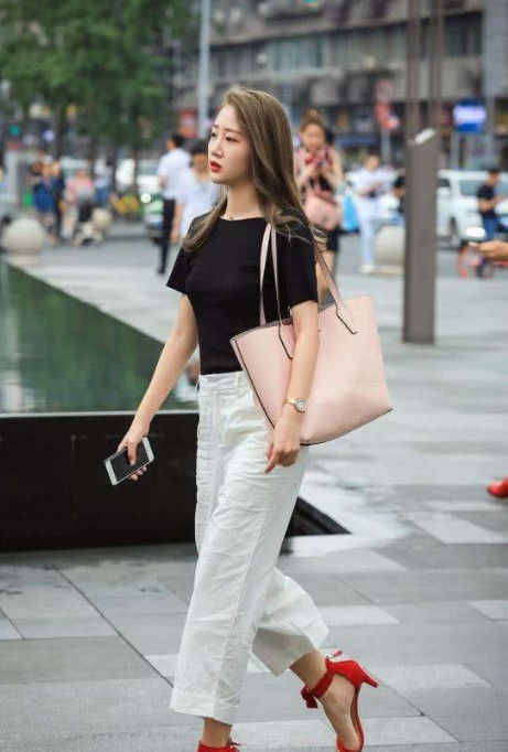 『尽显』街拍:圆润如玉的小美女,一身时尚靓丽的穿搭,尽显优雅的女人味