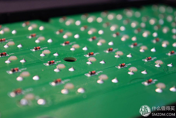 谁说机械键盘就一定吵闹?富勒G900S RGB静音红轴了解一下