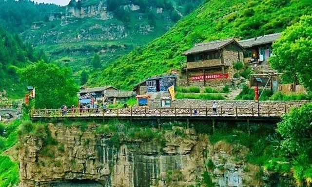 国内有个“悬空村”,村民出门就是悬崖,景色优美与世隔绝!【2020热门旅游景点】