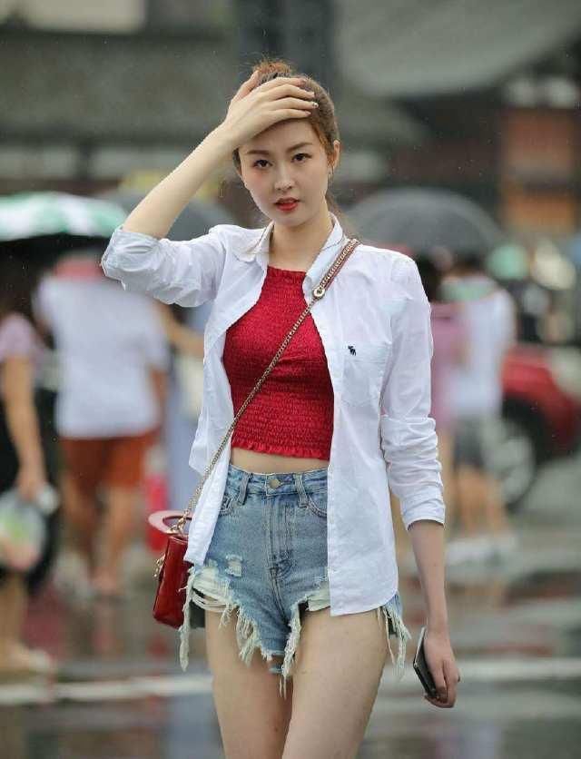 小姐姐的泳裤又短又紧，勒出“三角区”，网友:看着还怪害羞的!