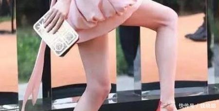 唐嫣高跟鞋走草坪，脚跟不慎粘上一红叶网友美到让人心醉！