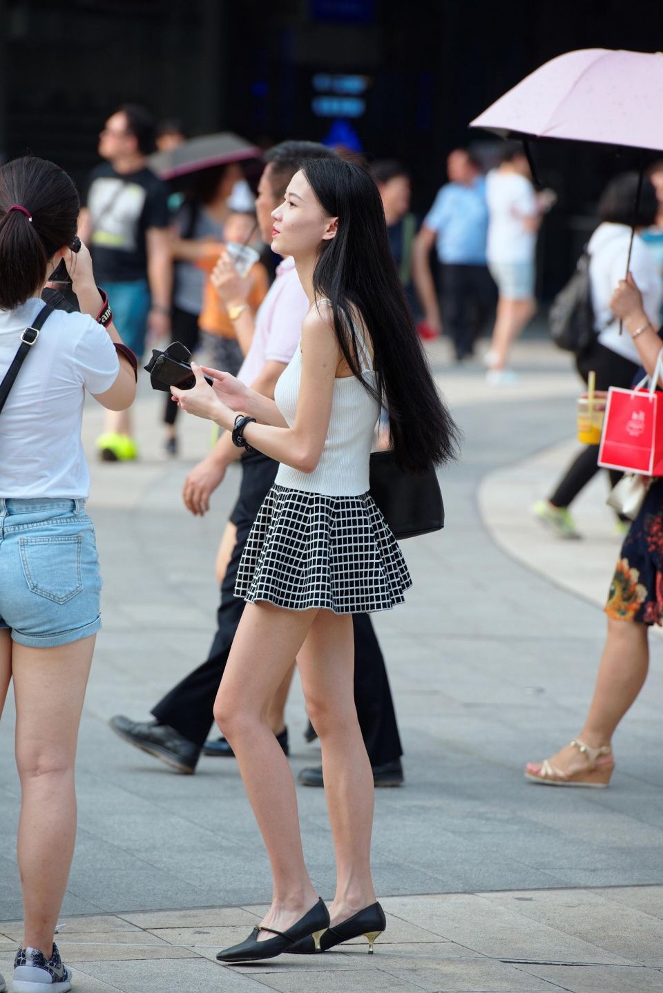 街拍联盟:碎花格子裙极品美女,颜值身材极佳