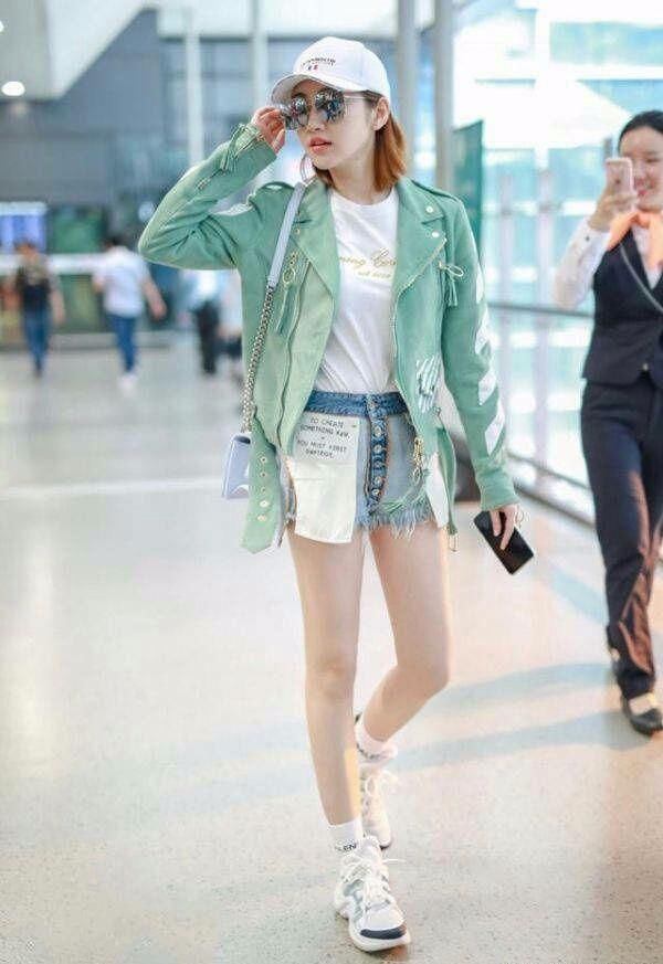 女明星的时尚真难懂！景甜裤子都穿反了还敢出来秀！