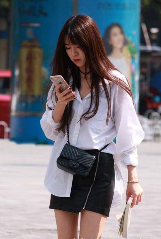 街拍:这个女孩眉宇之间有种超越了她年龄的惊人的美丽