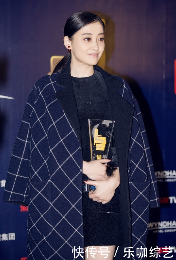 她有过一段失败的婚姻，二婚却被宠到不能自理，42岁美得不像话