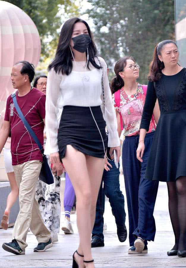 气质小姐姐包臀裙尽显曼妙  身材，“两米”长的大长腿，胸以下全