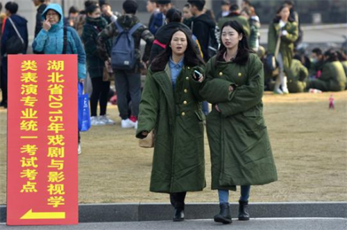  『风靡』曾风靡全国的军大衣，为何后来销声匿迹了，抗美援朝的教训不能忘！