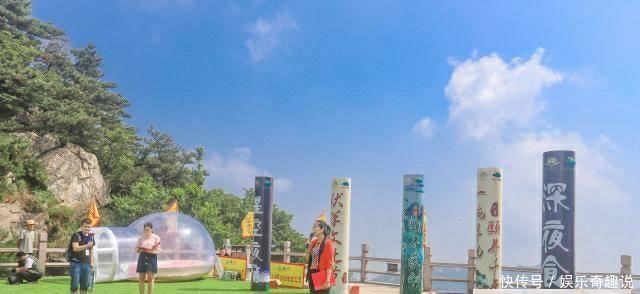 山东一5A景区怪景象，羊汤售价一元，游客坐在山洞里喝汤