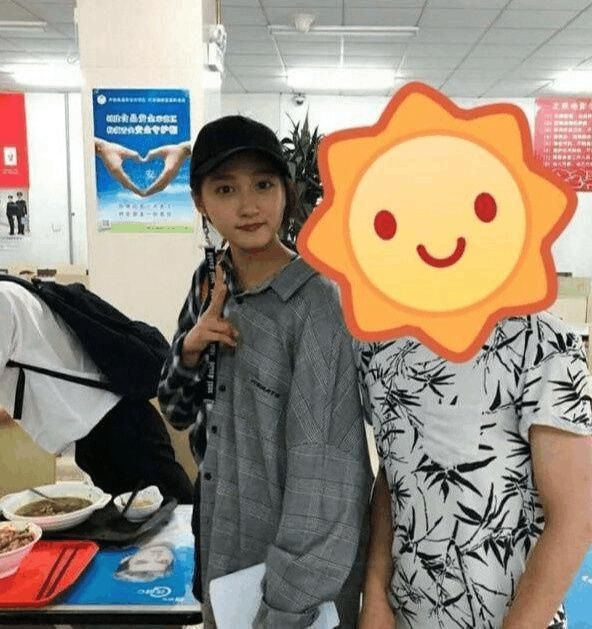 网友北影食堂偶遇关晓彤,遵守校规破谣言,网友:外套是鹿晗的吧