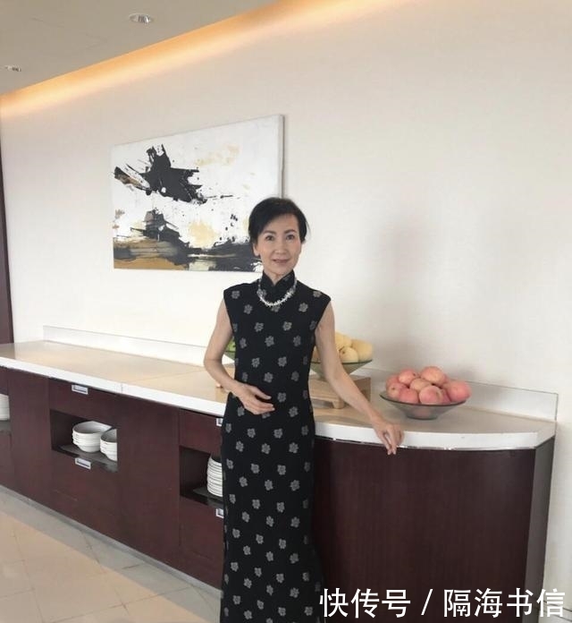  『且陈美琪』《新白娘子传奇》里的小青，穿衬衫配阔腿裤，61岁气质不输赵雅芝