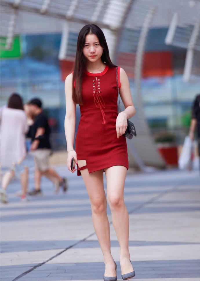 小姐姐红色连衣短裙把好身材包裹的恰到好处，纤纤玉腿真的很吸睛