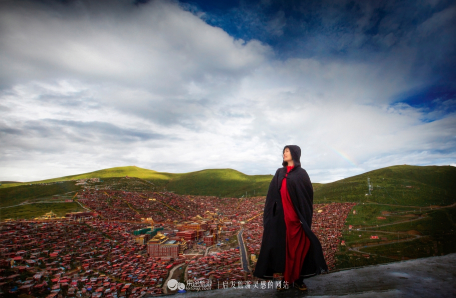 色达佛学院:小木屋磊叠出世上最大的佛学院