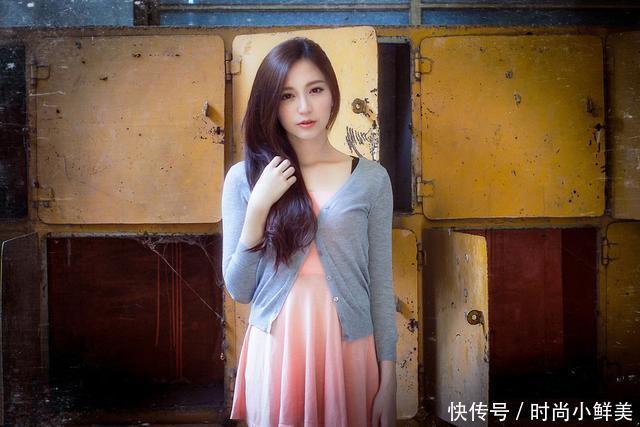 街拍：小姐姐历久弥新的紧身着装，优美的线条显万种风情