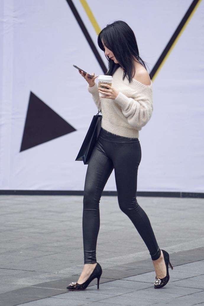 街拍：透视紧身裤的辣妈，薄款设计凸显身材