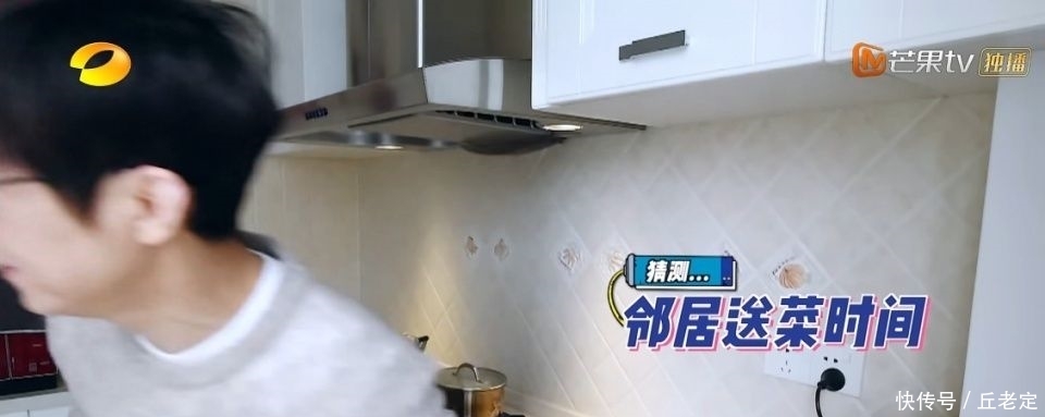 「补救」何炅罕见做错误示范,节目组帮忙补救,他自己的神级救场也很精彩