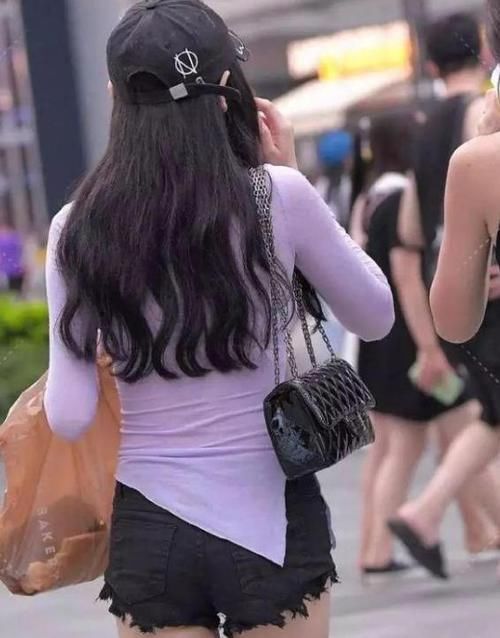 『美女』街拍:皮肤白皙的美女,一条白色的连衣裙,时尚气质迷人