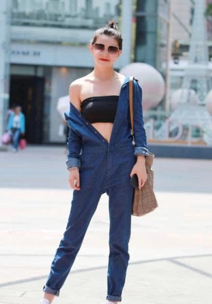 别样气质姐姐一身休闲洒脱牛仔服，小小抹胸吸睛众人，随性街拍洒