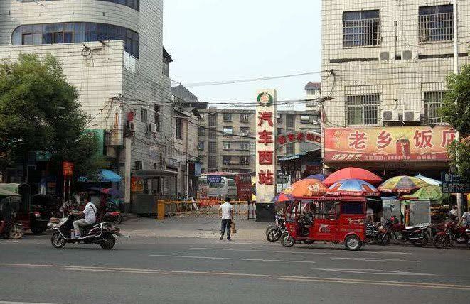 这个城市的火车免费坐,老外见到后惊讶不已,却不去尝试