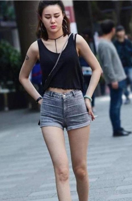 『 潇洒』穿出紧致身材!,热情时尚的街拍:飘逸潇洒的美女