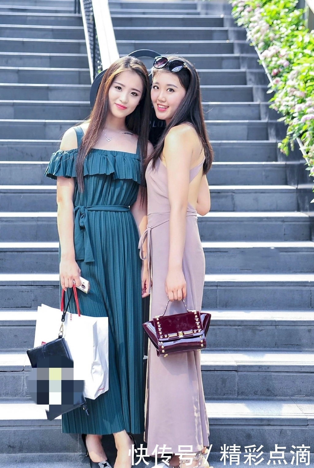  『美女』两位漂亮的美女，站立街头宛如一对姐妹花，性感优雅