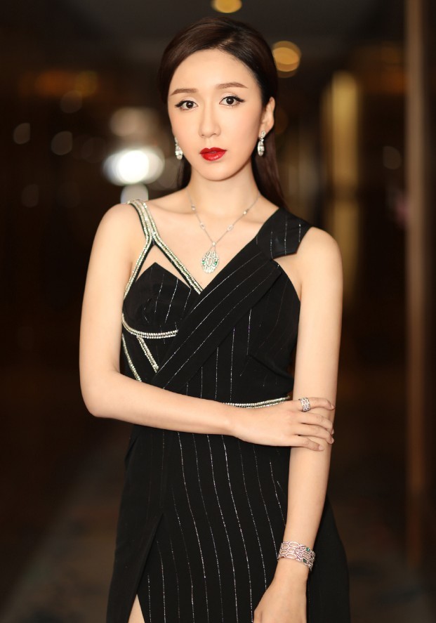 原本以为娄艺潇穿黑裙已经够美了，直到看到了金晨，才知道差距！