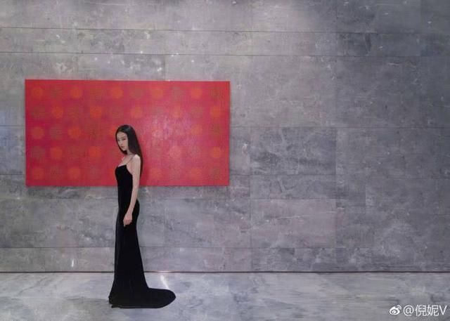 倪妮穿吊带黑礼服气质优雅，和杨幂Baby玩自拍尽显高级脸